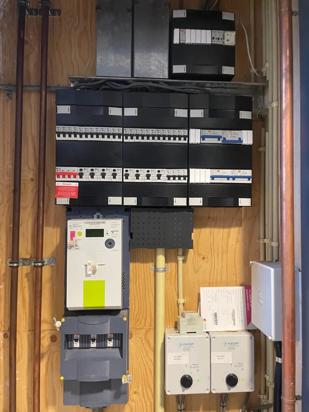 Nieuwe, overzichtelijke groepenkast na de vervanging door Mytronics
